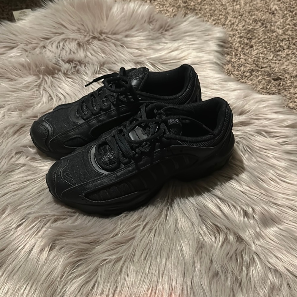 Great condition worn once Nike unisex sneakers size on the video men size 7.5